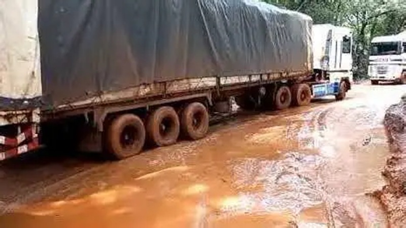 Koundara: Plusieurs camions de marchandises bloqués sur l&rsquo;axe Koundara-Saréboïdo