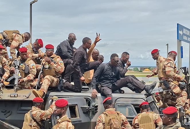 Guinée: Le Président Mamadi Doumbouya accueilli par une foule à l&rsquo;aéroport de Conakry