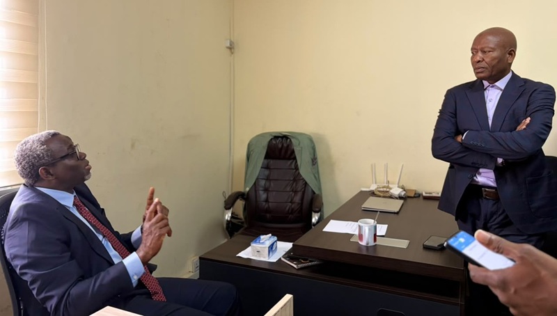 Guinée/Médias : ‘’Il ne faut pas que votre subvention se résume à l’achat de paperasses ou de gros biens’’, martèle le ministre Mourana Soumah en visite inopinée à l’AGP