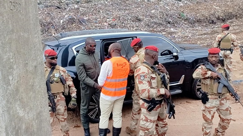 Guinée: Le Président Mamadi Doumbouya sur le site de l’éboulement de Dar-es-Salam