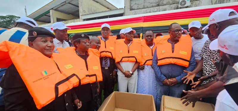 Guinée : 30 000 gilets de sauvetage mis à la disposition des pêcheurs et usagers de la mer