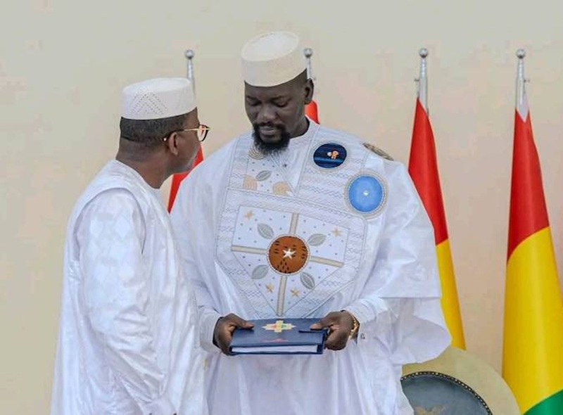 Guinée: Les anciens membres du CNT décorés par le Chef de l’Etat