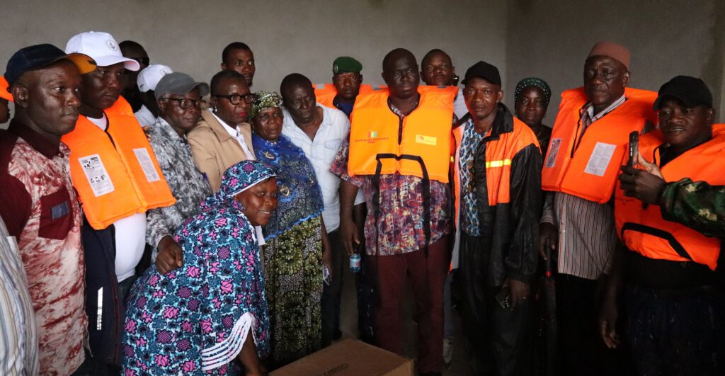 Dixinn/Pêche : la maire Aïssata Soumah procède à la remise de 200 gilets de sauvetage aux pêcheurs du port 2