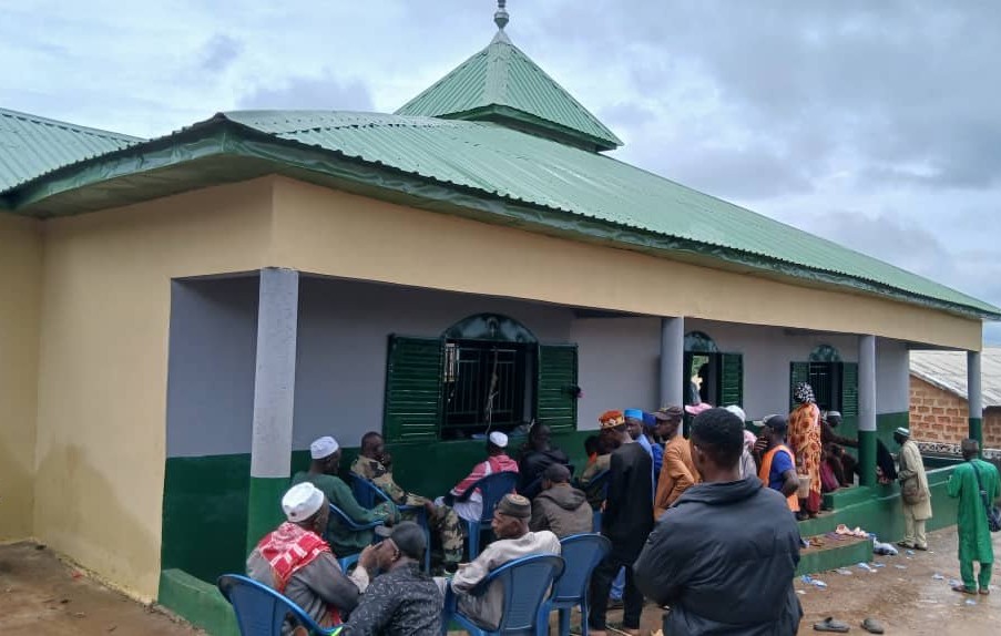 Dubréka : Une fille ressortissante offre une mosquée aux fidèles de Sorondo