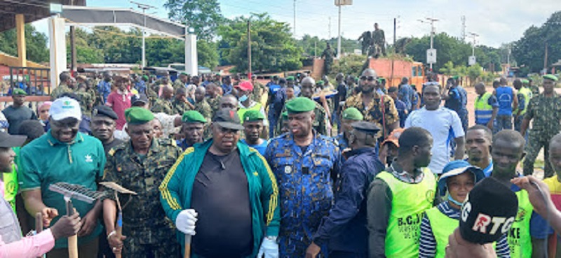 Boké/02 octobre 2026: Civils et militaires s&rsquo;unissent pour assainir les places publiques  