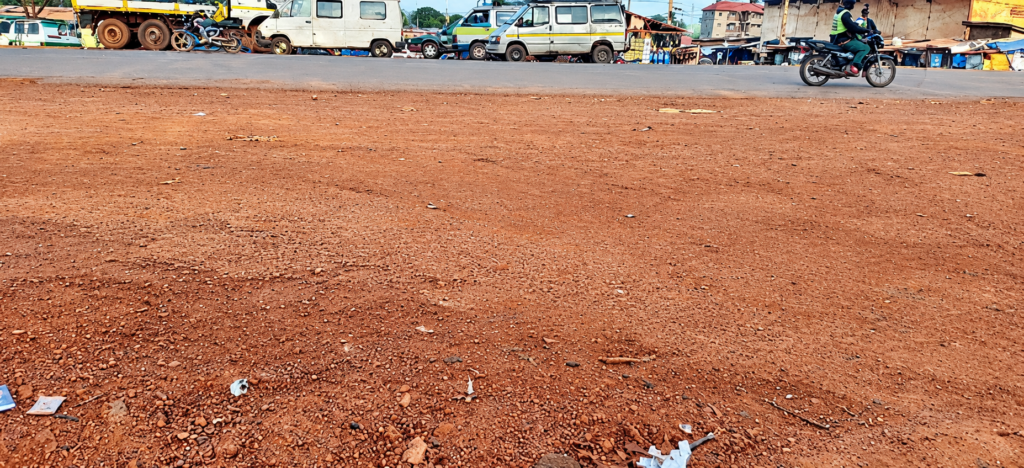 Mandiana : les premiers effets de l’interdiction des sachets d’eau et emballages plastiques visibles