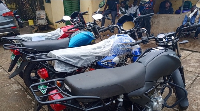Gbessia: Quatre motos et du matériel informatique remis à l’administration communale
