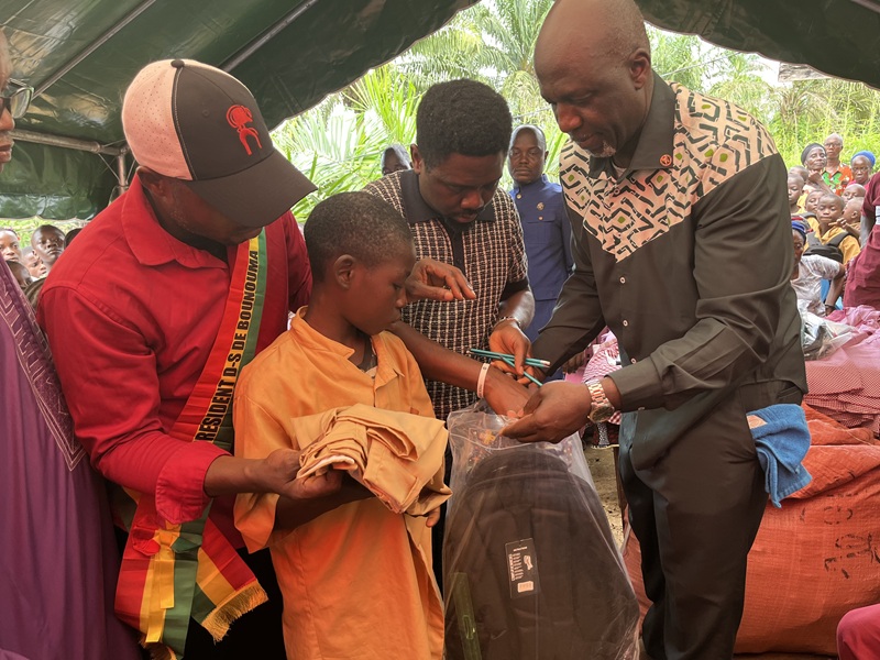 N’zérékoré :  L’Église chrétienne rachetée de Dieu offre des kits scolaires à plus de 50 élèves de Bounouma  